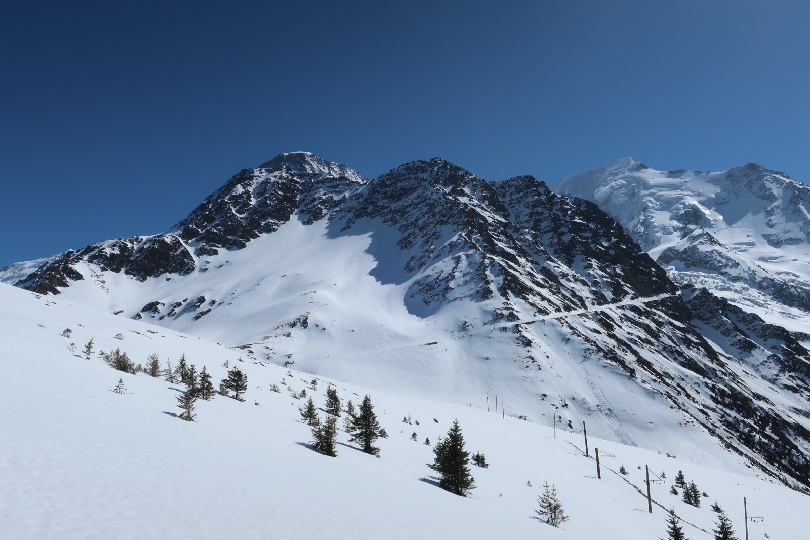 Dans les dernières pentes sommitales face aux Rognes