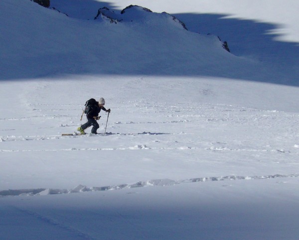 Collet du Clot Julien : La croûte cassante nous permettra de monter à skis. En neige dure, les crampons doivent être appréciables!