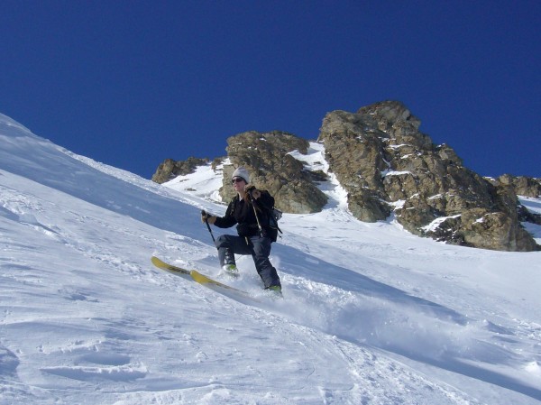 Collet du Clot Julien : Descente en face NE. La neige est bonne, on prend 200m de rab en direction du Lac Blanc.