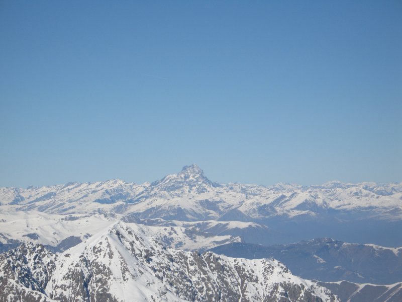 vue sur le Viso depuis sommet : Au sommet: Viso, Mont Rose, Gelas, Argentera, Greolieres et l'Esterel...