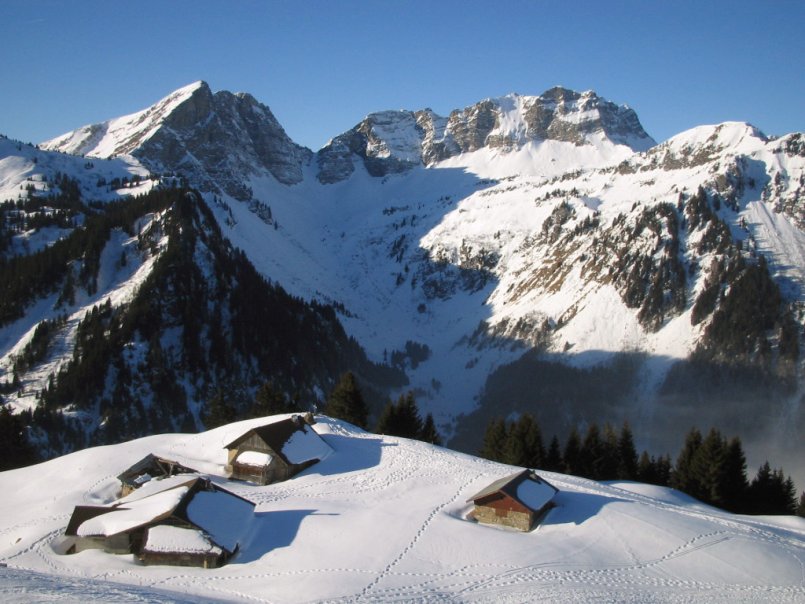 Pointe de la Chavache : Au dessus des Chalets du Jouly : Pointe de Chavache et Pointe d'entre deux pertuis