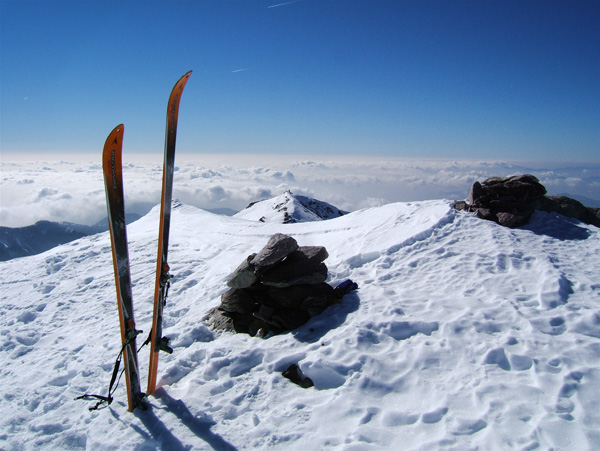 Cime du Diable : Le Capelet apparaît derrière mes ski.