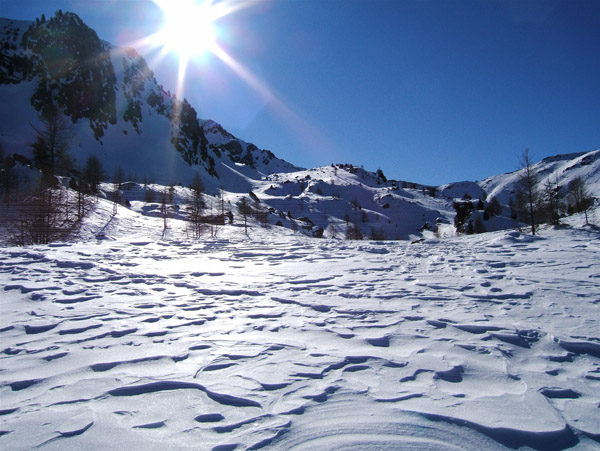 Cime du Diable : Enfin le soleil qui se montre derrière le Capelet Sup. et à droite le Capelet Inf.