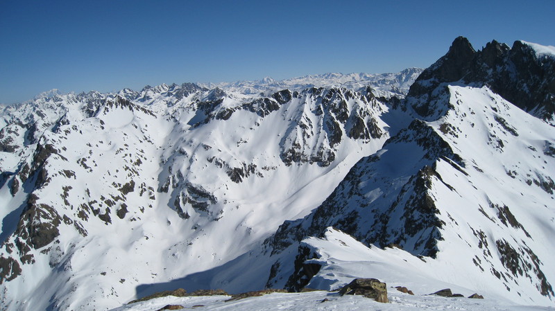 Grand Lance de Domène : Sur la droite : vue sur le Col du Lac Blanc, le Pic Couttet et la Croix et le Grand Pic de Belledonne. En fond: Le Mont Blanc à gauche, la Grande Casse au centre.