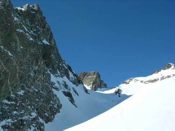 Selle du puy Gris : Le col de la Valloire en face et on devine la selle du puy gris à gauche aprés la face Nord du Puy gris