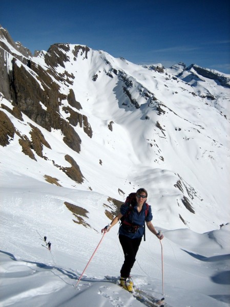 Pointe Rousse des Chambres : Véro devant la face Ouest de la Dent de Barme.