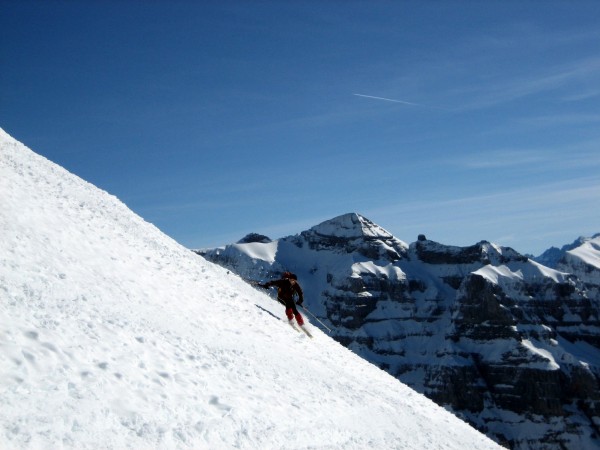 Pointe Rousse des Chambres : Thierry dans le haut de la face Sud devant le Tenneverge.