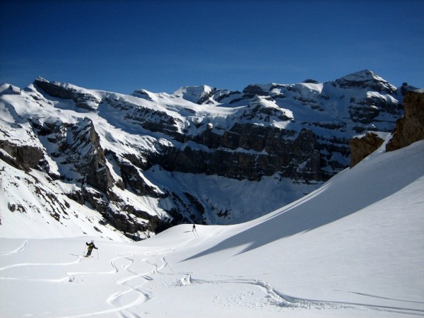 Pointe Rousse des Chambres : De la bonne neige dans le vallon de la Vogealette.