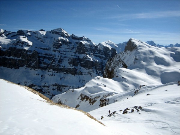 Pointe Rousse des Chambres : L'entrée dans le vallon de la Vogealette devant la Pointe de Bellegarde et le Tenneverge.