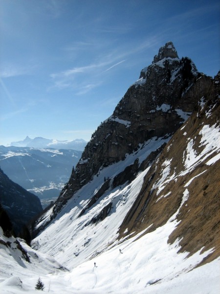 Pointe Rousse des Chambres : Le bas de la combe de Pra Riant surplombée par la Pointe du Tuet.