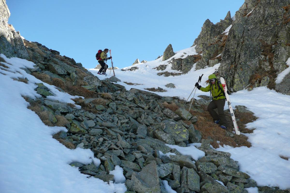 Col de Montartier : Les premiers mètres de la descente ne sont pas enneigés