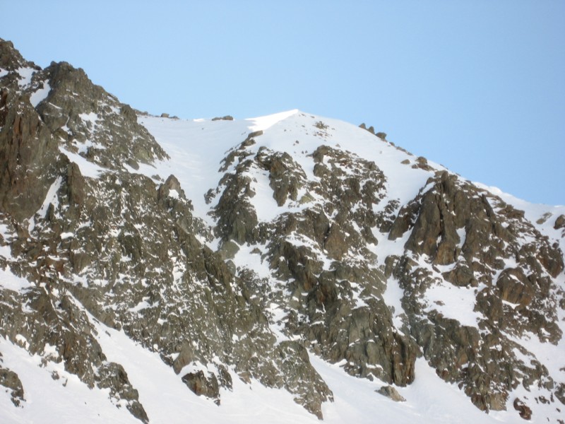 Crochues : La fin du couloir vu du bas. La sortie est cachée par l'éperon au premier plan