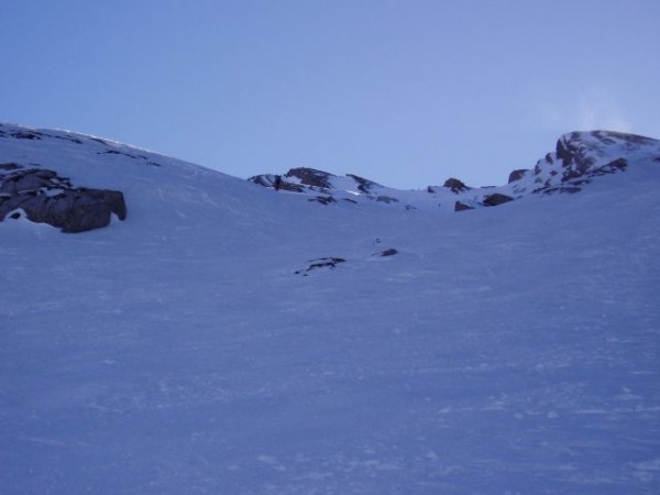 Le sommet du milieu du vallon : Vu du sommet (au centre) et du col (sur la droite) depuis le milieu du vallon