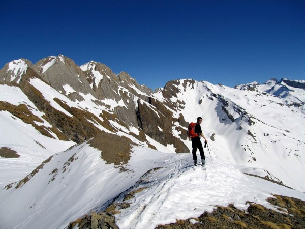 Pointe Droite : Valentin devant la Dent de Barme à Pointe Droite.