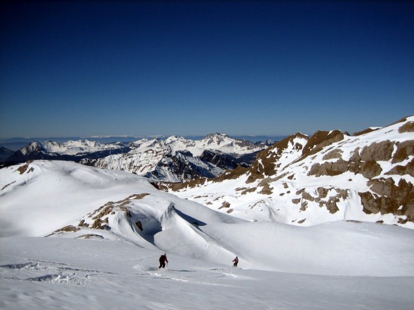 Pointe Rousse des Chambres : J-F et Franco dans la descente sur la combe aux Puaires.