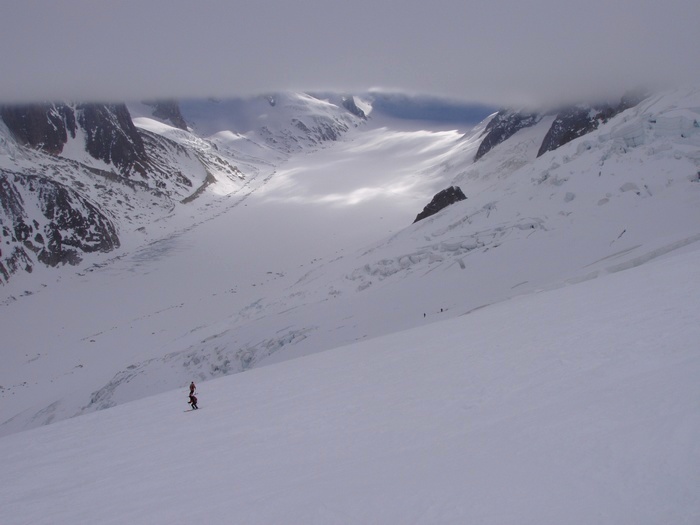 Descente de l'aiguille : Sur le glacier des Rognons: on ne traverse pas dans ces conditions. Bonne neige!