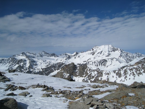 sommets à foison : Rochers des Dents (à gauche ), les Bouchet (Pointe et Aiguille), Pointe de Thorens et le groupe Peclet/Polset.