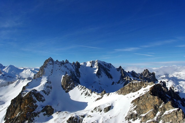 Moulinère et Cerces : Pour info, une photo du couloir SE du pic de la Moulinière et de la face S de la pointe des Cerces. ça n'a pas l'air mauvais.