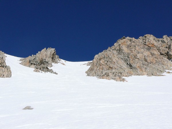 Coloirs : A gauche, on finit avec les skis sur le dos dans les rochers.