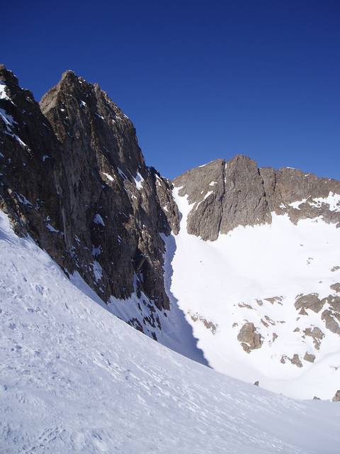 Couloir du Muraion : Vue sur le couloir depuis le pas de Pagari.
La Malédie, imposante sur la gauche, écrase tout le vallon!