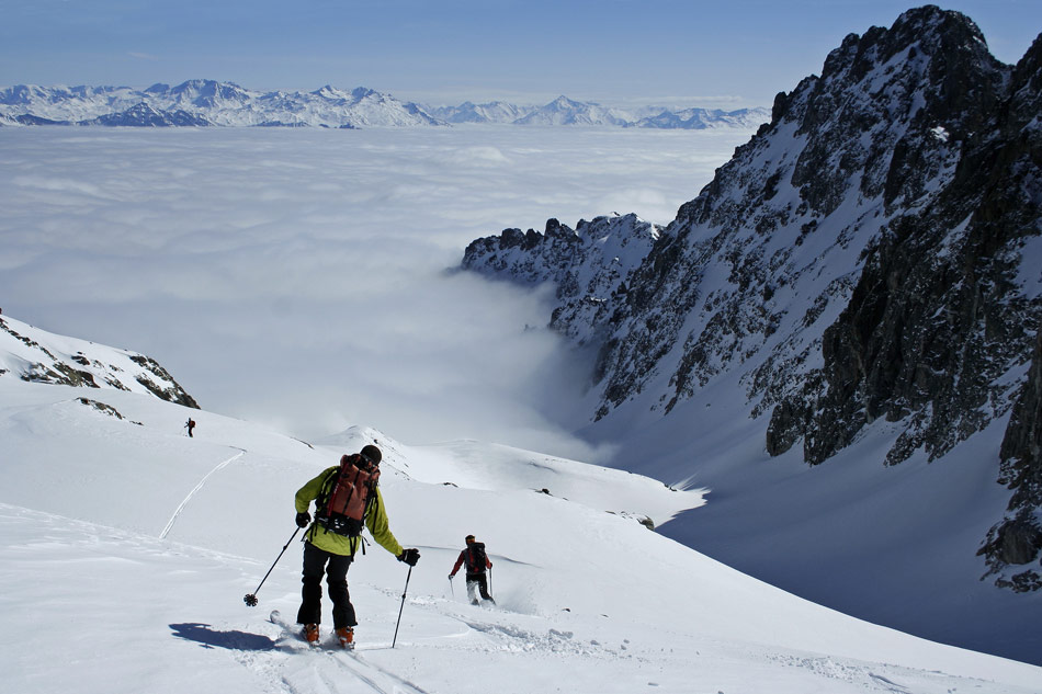 Glacier du Puy Gris : La face N du Roc de Pellegrin et la Maurienne sous les nuages.