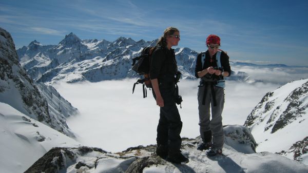Col de l'Aigleton : Les filles une fois au sommet ça pense qu'à un truc... Envoyer des SMS ;-))