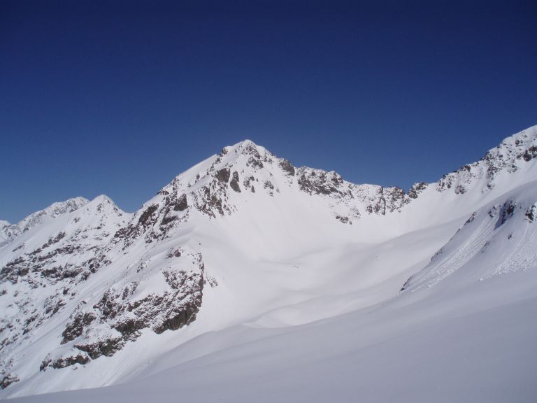 Vers la brèche de l'homme mort : Le sommet à gauche semble skiable !