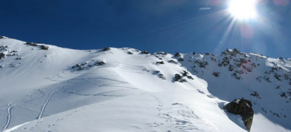 Traces : traces de montée à gauche, de descente à droite... du bonheur en poudre!