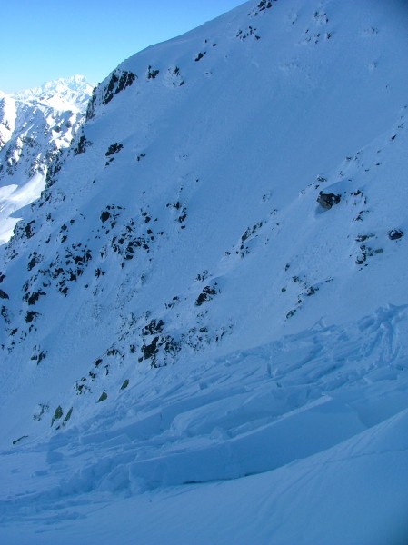 vilaine plaque : Départ de plaque sous l'arête NW vers 2400m.
Grands Moulins, 02/03/2005