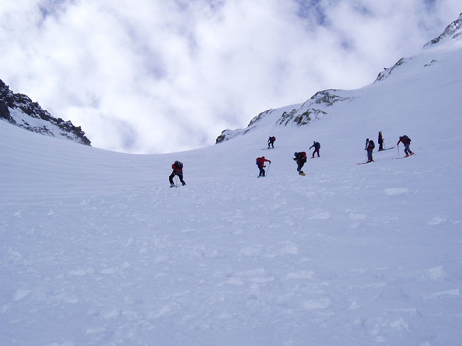 A ne pas faire! : Le groupe de tête essaye de sortir de la combe, il y a une autre plaque en haut, un groupe arrive et les rejoint en surchargant la pente: pas terrible....