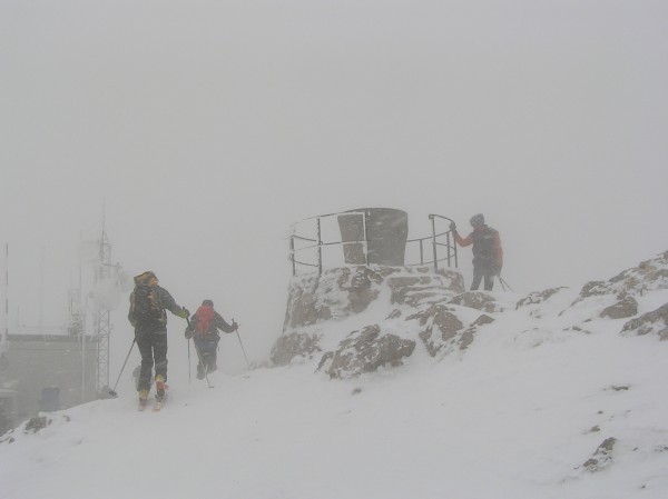 Au Moucherotte : Vu le vent, c'était pas du luxe de s'accrocher à la barrière