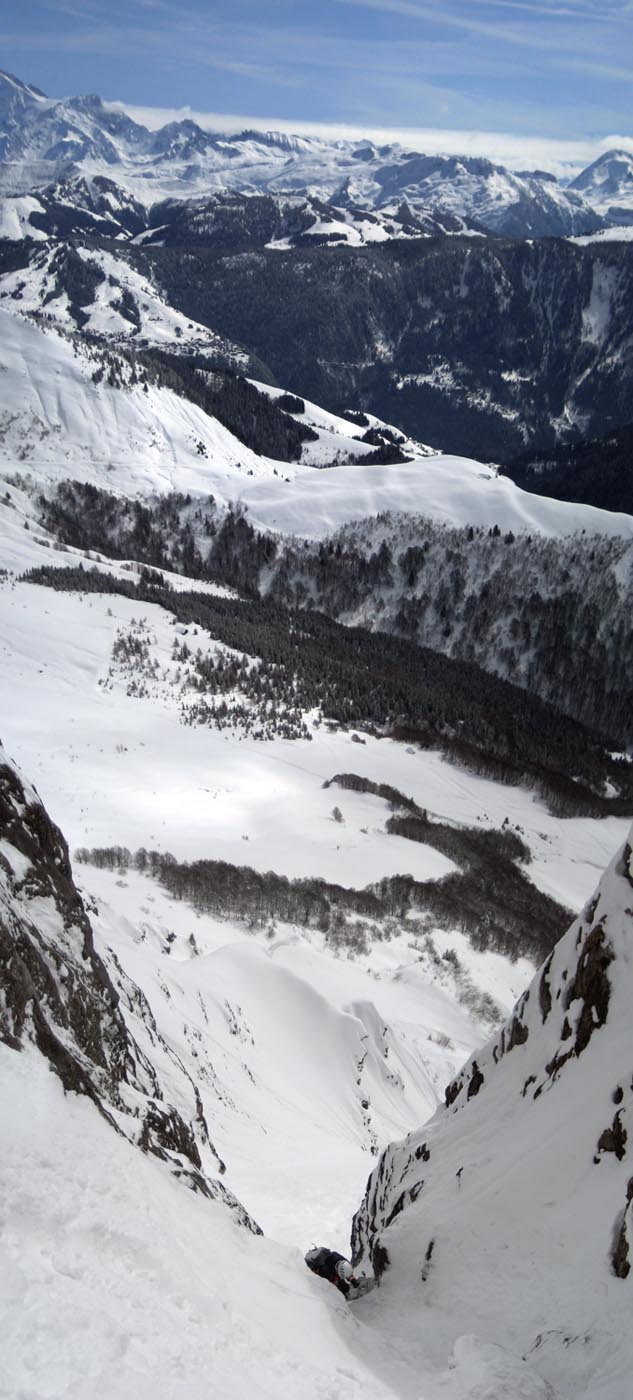 dry-surfing : la désescalade de cette partie surf/skis aux pieds se révèle plus longue et technique que prévu ...