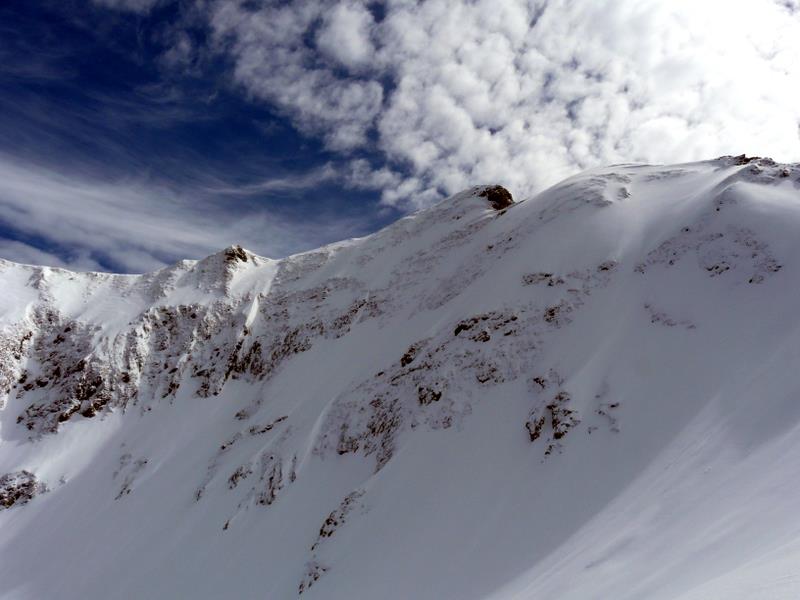 Roc d'Enfer : Face NW du Roc d'Enfer. Beaucoup de neige par ci, peu de neige par là. Patience...