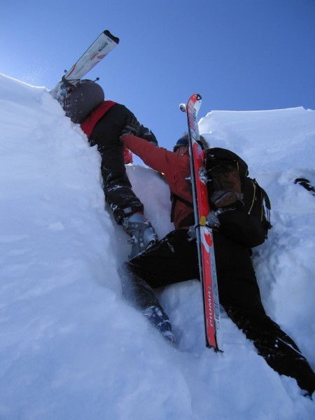 Couloir de Chemine : Le passage de la corniche. J-F et Franco testent une nouvelle technique pas très efficace mais bien marante!