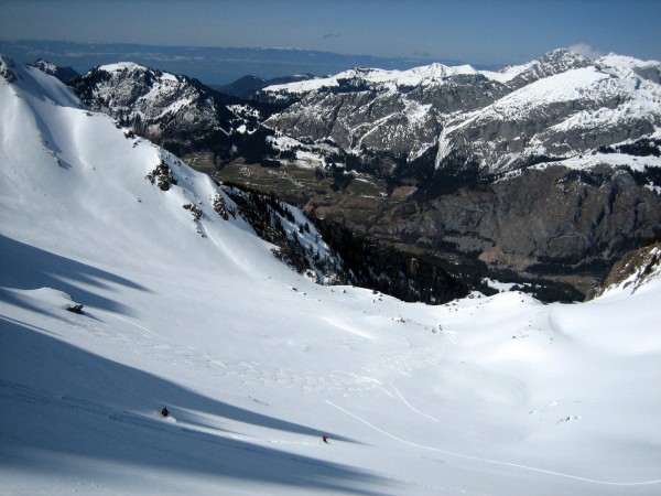 Combe de Chemine : La descente de la combe de Chemine devant le Mont Chauffé et le lac Léman.