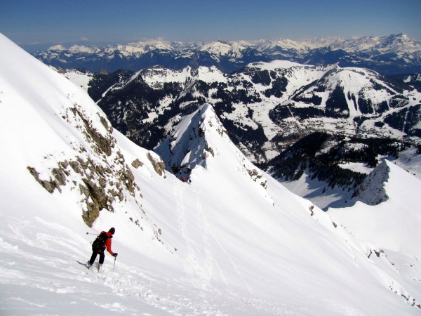 Mont de Grange : Franco dans le haut de la face Est avec derrière le petit col qui marque le départ de Chemine et au fond la Suisse.
