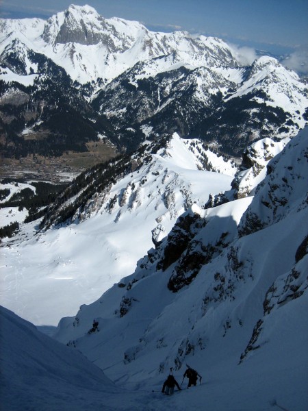 Couloir de Chemine : Elodie et Manu dans le haut du couloir avec en arrière plan les Cornettes de Bise.