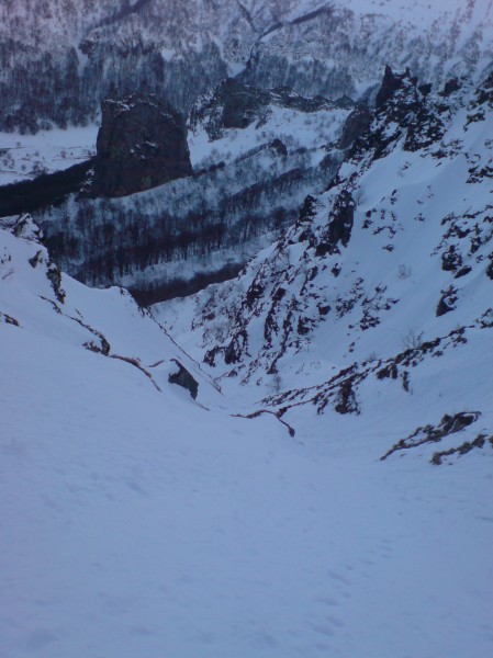 Dent de la rancune : face ouest de la dent. Bonne vue sur l'ensemble du couloir, la sortie est pour bientôt...