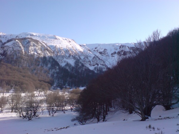 Chaudefour en soirée : Départ dernière montée, Chaudefour passe à l'ombre. A cet endroit, j'aurais la visite d'une charmante chauve-souris qui m'a tenu compagnie pendant que je prenais mon goûter...