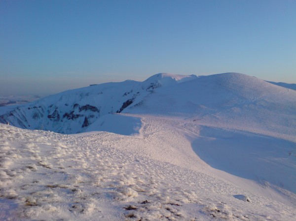 Sommet crebasse : Puy de Cacagogne au premier plan (tout rond), à l'arrière plan, Puy du Ferrand prenant les derniers rayons de soleil et vue sur le haut du cirque de Chaudefour...