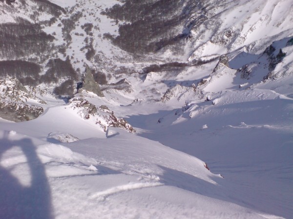Couloir du Ferrand : Les photos écrasent...sauf que si on regarde le fond de la vallée, on s'apperçoi quand même qu'il y a du gaz (départ à 50°, puis 45, puis 40). pour ce qui ne connaissent pas, le pic du Moine légèrement à gauche sur la photo.