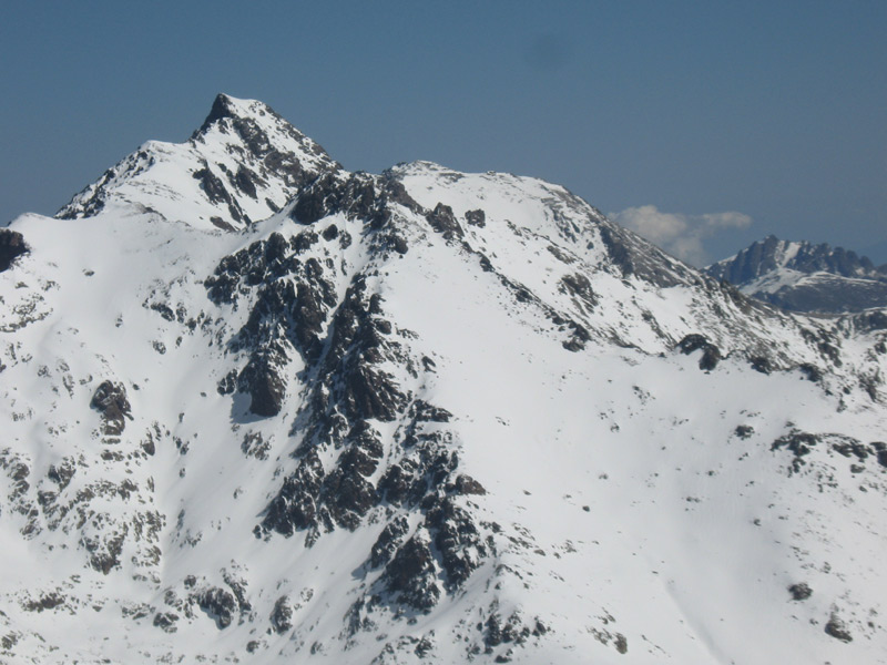 Vue du Sommet. : Capu Falu (au premier plan) et le Cinto.