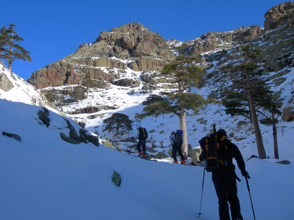 Au petit matin : Montée dans le "défilé" des Radule