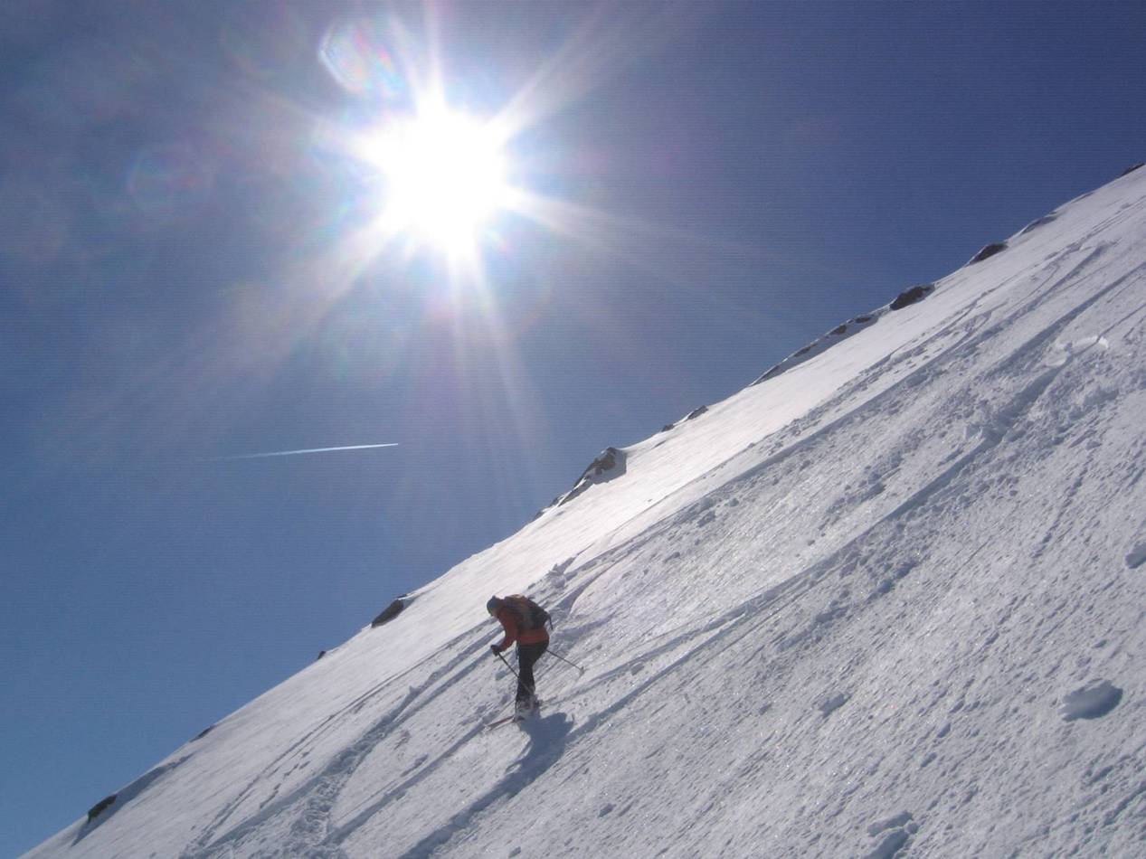 descente dans la combe : Bonne neige poudreuse sous le sommet avant une bonne croutasse entre 2900m et 2300m