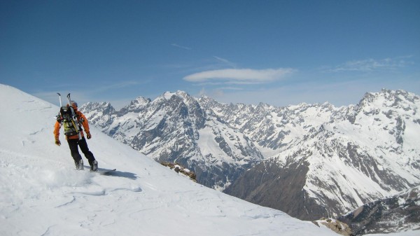 Première courbe : Face aux massifs du Pelvoux et des Agneaux.