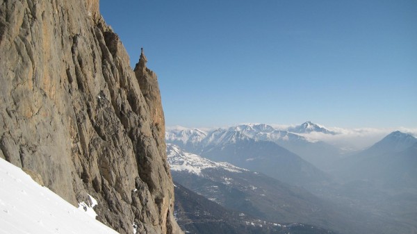 La vue : Briançon tout en bas, et l'Italie dans les nuages...