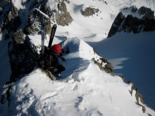 Grand Pic : Jeroen en termine avec le sommet. Ses nouvelles planches se confondent avec la neige.
