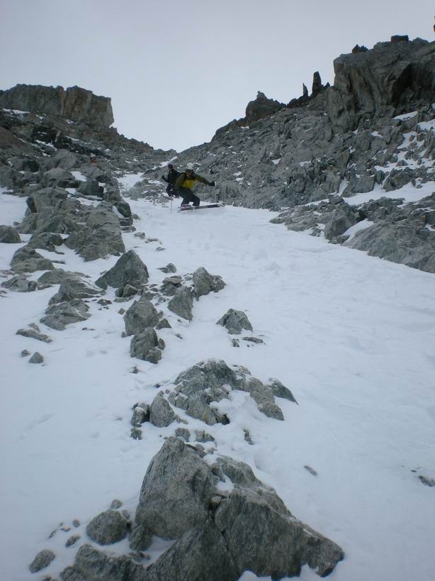 Col de Burlan : C'est quand même skiable entre les cailloux.