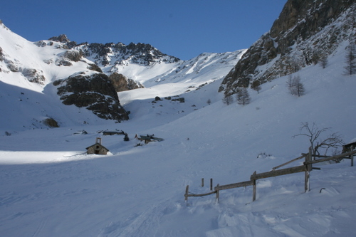 L'Alpe du Lauzet : encore dans l'ombre...le chalet UCPA était presque recouvert, et le restaurant d'été presque invisible sous la quantité de neige!