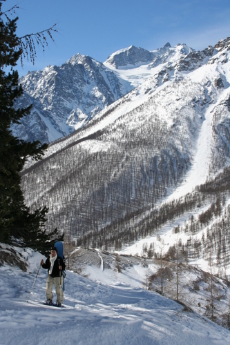 Célina dans la montée : sur le sentier d'été au dessus du Pont de l'Alpe